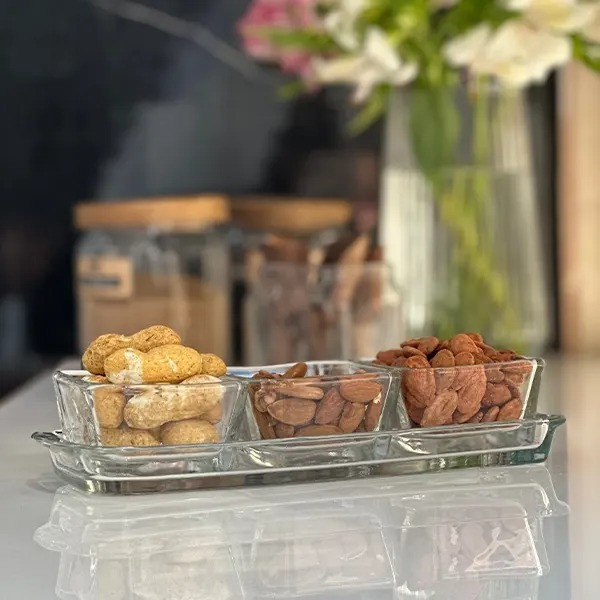 اردوخوری کریستال کاوه مدل باروک با طراحی مستطیل و مربع، شامل سینی و سه کاسه جداشونده، مناسب سرو پذیرایی، شستوشو با دست و همراه جعبه
