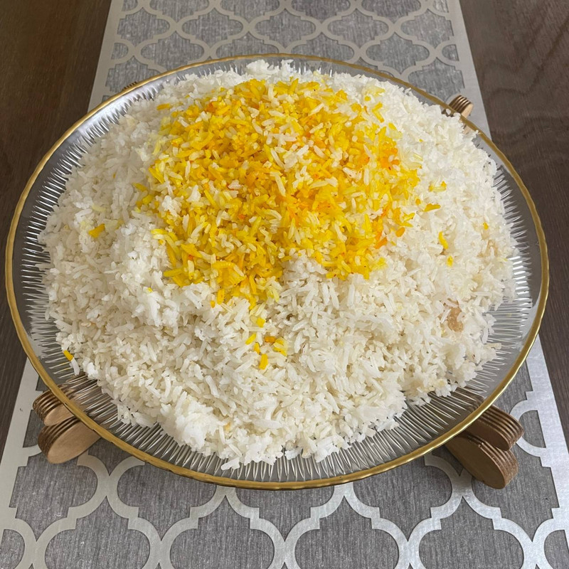 دیس برنج پایهدار شیشهای مدل سولو لب طلا 32×32 سانتیمتر مقاوم در شستوشوی دست و ماشین ظرفشویی با پایه چوبی