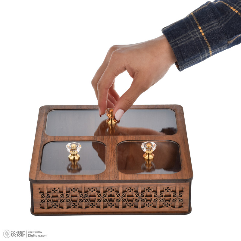 جعبه پذیرایی مدل یاس کد P301 شکلاتخوری مربع MDF، پلاستیک و پلکسی گلس با ابعاد 20x19x5.5 سانتیمتر و وزن 330 گرم، غیرقابل شستشو